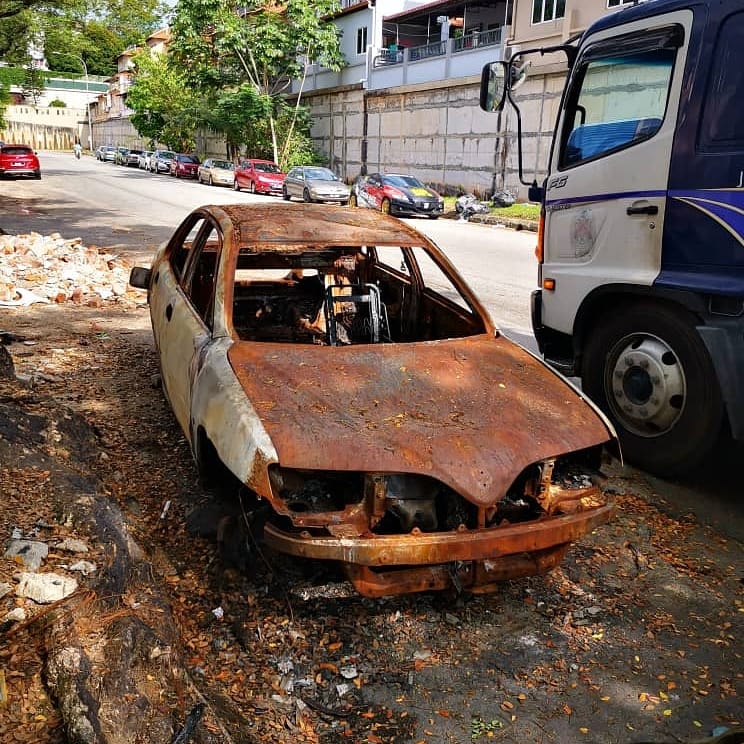 吉隆坡市政局前天出动拖吊车拖走于甲洞美罗柏兰岭东部10路两辆被烧毁的废车。