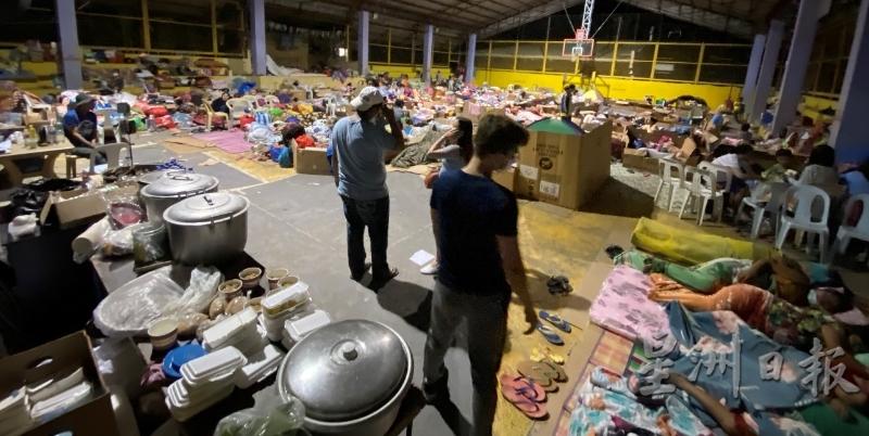 义工队凌晨赶到疏散中心送物资，只见灾民已疲惫地席地而睡。