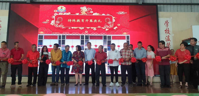 王清华（左八）和叶炳汉（左六）率领三机构成员和嘉宾为沙登埠公民华小特殊儿童教育班主持开幕仪式。