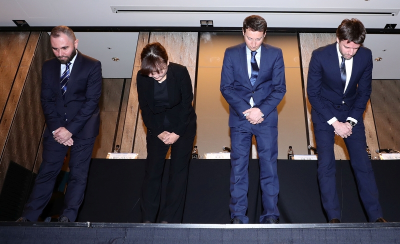 荷兰皇家航空公司高层周五在首尔召开记者会鞠躬道歉。（图：韩联社）