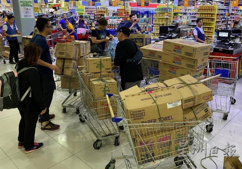 塔阿尔火山突然爆发，大马义工团筹得1万5000令吉善款后，马上到超市购物，准备送必需品赈灾。