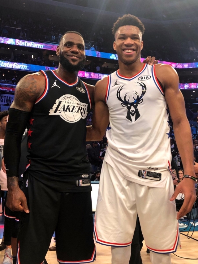 时隔1年，詹姆斯（左）与安特托孔波再度各自率队在NBA全明星赛展开对决，此番谁将笑到最后？