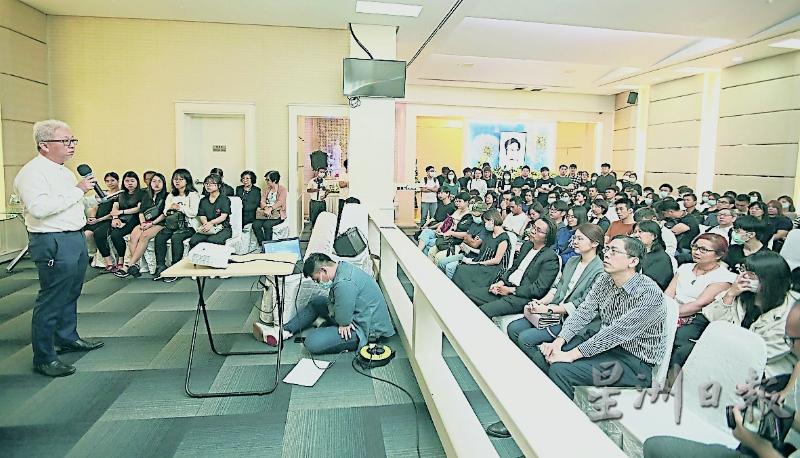 郭清江(左)分享,林院长虽然外表严肃,但是确实没有架子的人,更是关心学生们的生活及尽心提供帮助。