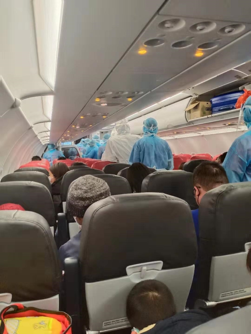 图为首批撤侨行动中，机组人员做好防范措施穿上外套和戴上口罩，确保飞行过程一切顺利。（图：档案照）