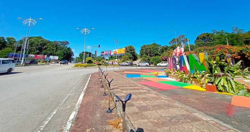 “魅力芙蓉”（Pesona Seremban）所在的广场地点车来车往，在等待交通灯或经过时看见，也会被吸引。