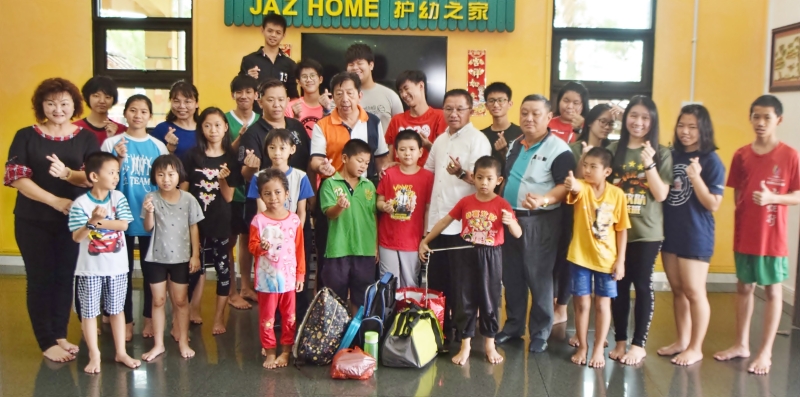 Jaz护幼之家的孩子们一起欢迎伟恩（前左三）加入这个大家庭。