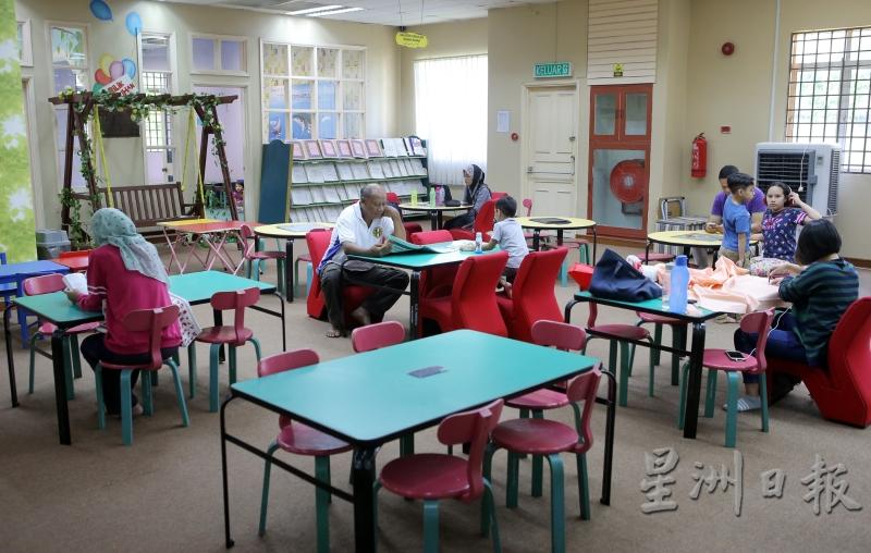一看迷你的桌椅和粉色的颜色，就知道这里是孩子阅读角落。大人若有着孩子的心，也欢迎坐下看书。（图：星洲日报） 