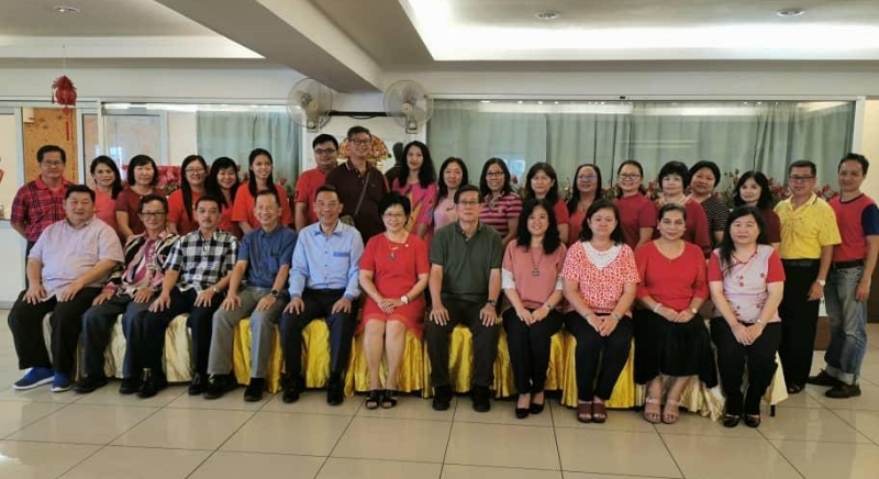 吉兰丹中学华文老师联谊会喜迎庚子年聚餐，一行人合影。