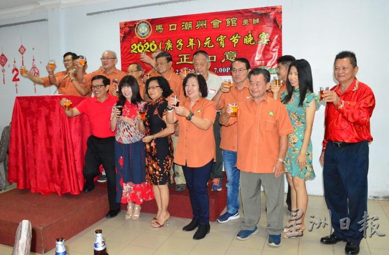 马口潮州会馆一众理事在元宵节向各界贺岁。（图：星洲日报）