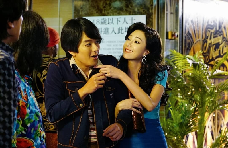 刘芷希在《黄金有罪》中饰演的莉莉是一个当红舞女，倾慕萧正楠饰演的“钱永进”，可惜对方却不喜欢她。