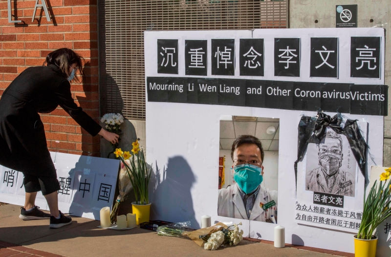 美国加州大学洛杉矶分校的中国藉留学生和他们的支持者，悼念新冠肺炎疫情的“吹哨人”李文亮医生。（法新社照片）