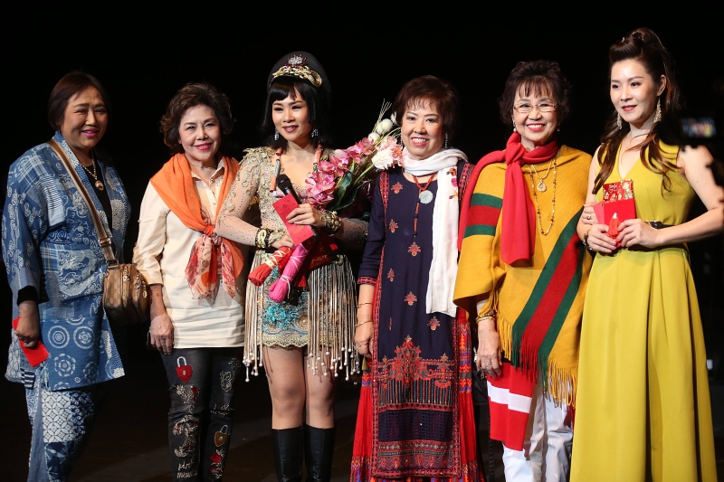 泰国歌迷上台送花又送黄晓凤（左三）红包，右一为跟她一起演出歌舞剧又兼任主持的歌手好友程慧雯。