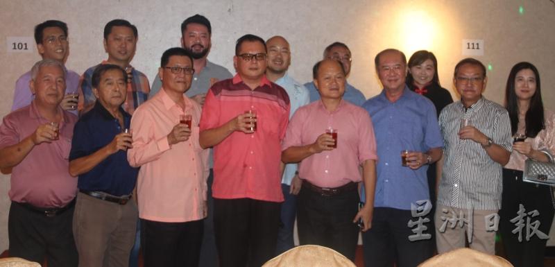马来西亚塑胶厂商公会霹雳分会庆祝农历新年会员聚餐晚宴，理事与嘉宾向来宾敬酒。前排左一起是梁志雄、李崇贵、陈绍光、潘中山；右一起是江秀冰、詹荣耀、刘佑欧和谢保恒。（图：星洲日报）