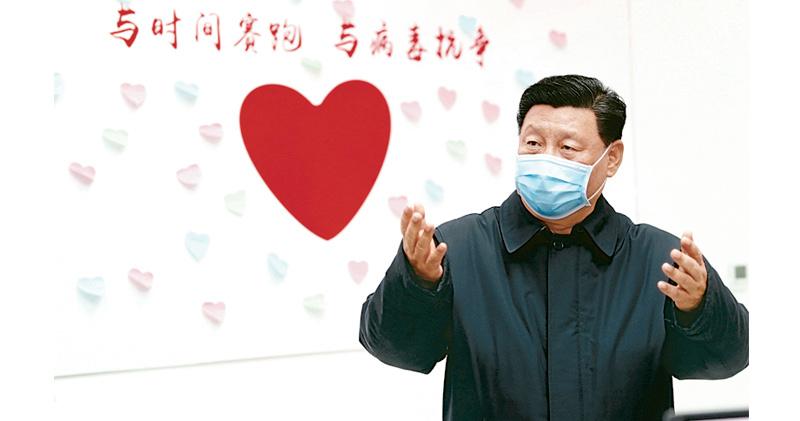 本月10日习近平在北京朝阳区疾控中心调研，他身后墙面写有“与时间赛跑，与病毒抗争”字样。（图：新华社）
