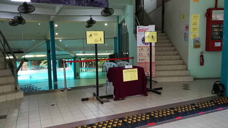 马大校方在隔离宿舍入口前设立登记柜台。（取自脸书）