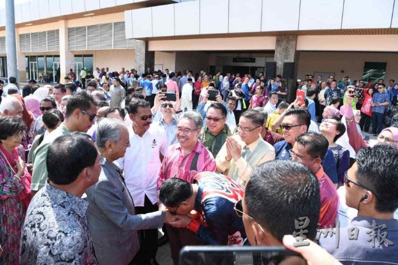 马哈迪获大批人士在机场迎接。
