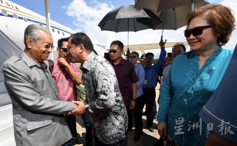 马哈迪（左）抵达机场后受到赵占（左二）、刘静芝（右）等州级领袖迎接。