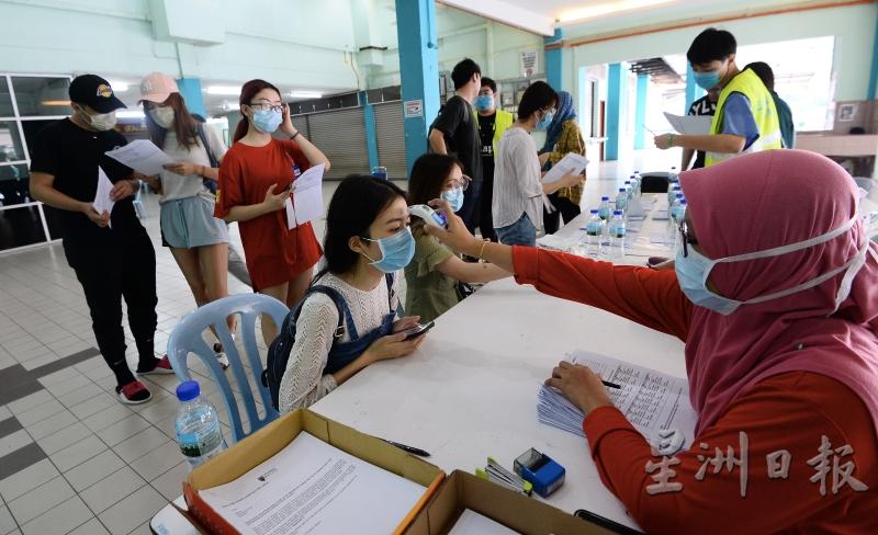 刚从中国返马的中国籍留学生，必须在马大第十宿舍内接受体温检测。