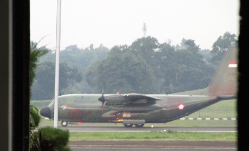 印尼军方出动运输机及另外两架专机，将隔离在廖内群岛纳土纳县军事基地两周的民众送到雅加达的机场。（中央社照片）