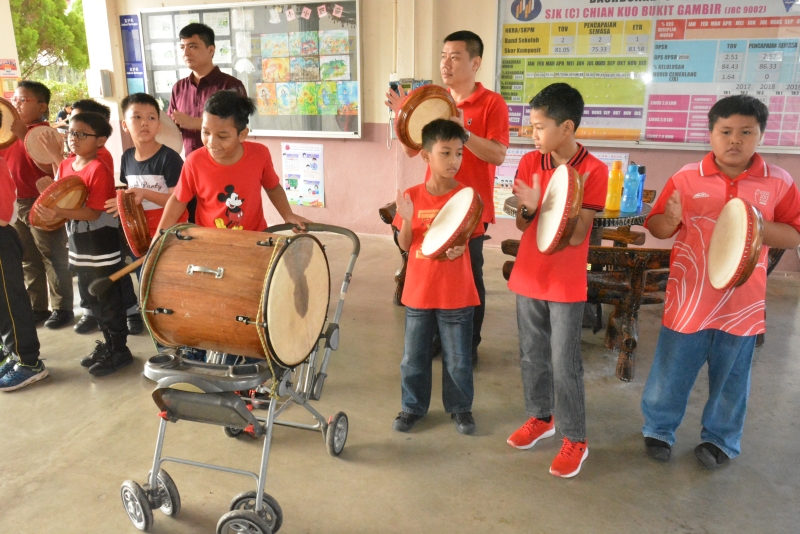 建国华小羊皮鼓队在今年新年前夕举办新春联欢会上，学员穿上充满喜庆的红色衣裳参与演出。