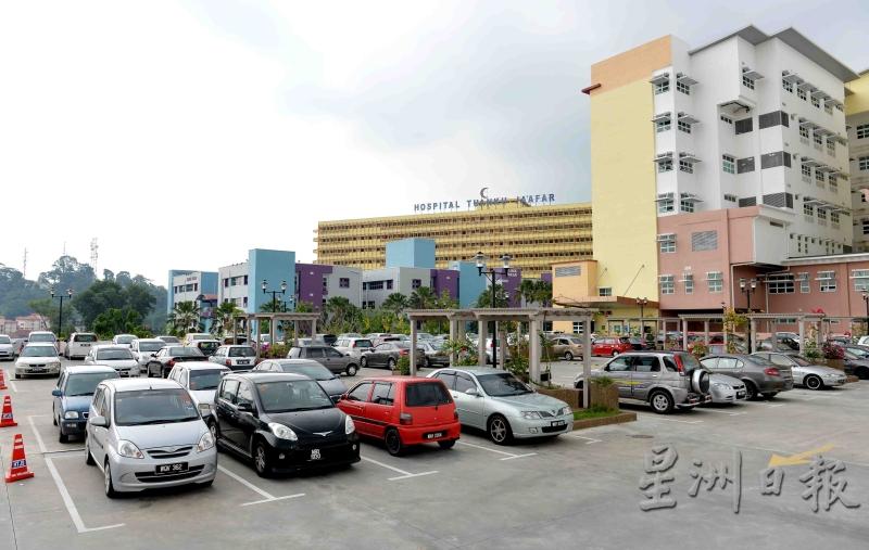 妇女及儿童病楼的泊车场是最靠近医院，因此许多车主都会首选把车停泊在该处。（图：星洲日报）