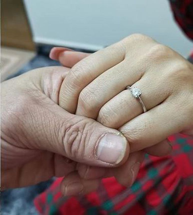 小彬彬情人节贴出牵手戒指照也出现在Anna脸书。