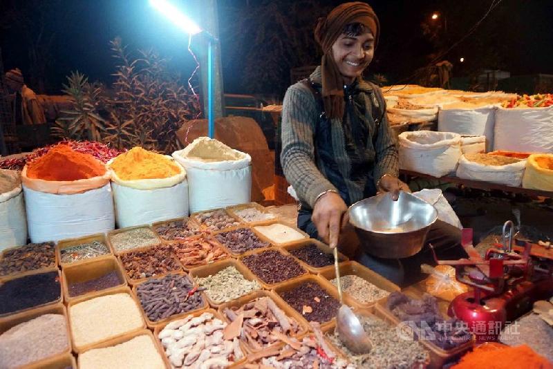 印度人经常去流动夜市买菜，由于香料是印度人每天煮菜必备，因此一定会有小贩贩卖五颜六色的各种香料。（图：中央社记者康世人新德里摄）
