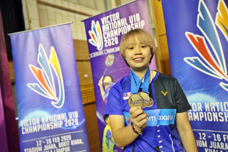18岁的萧紫萱在本届全国18岁及以下羽球赛首站夺得女双和混双2个冠军，表现出色；而她表示今年是自己作为青年选手的最后一年，因为会尽力去冲刺，尽量争取更好的成绩。
