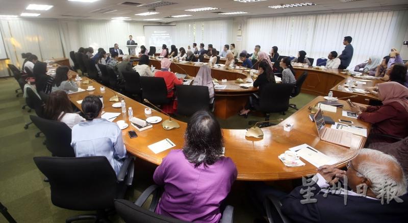 逾50名来自学术界的人士和非政府组织代表，出席聆听马大许瑞庆医生分享有关对新冠肺炎对国人各个层面的影响。　