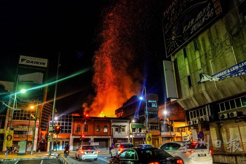 爪哇岭双层店屋再度发生火灾，从远处也可看见火舌冲天的骇人情景。