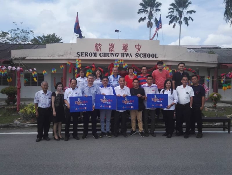 Tiger星洲华教义演列车再次开入实廊中华小学;前排左二起为邱巧臻、张烈武、林志文、麦觉丰、陈延拱、张薪类、范国鸿、陈莉萍等。 Tiger星洲华教义演列车再次开入实廊中华小学;前排左二起为邱巧臻、张烈武、林志文、麦觉丰、陈延拱、张薪类、范国鸿、陈莉萍等。