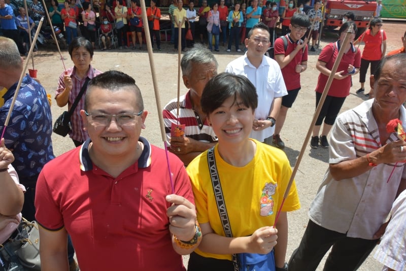 廖治强（左）特在大清早驾车载侄女张妙萱，从乌鲁地南北上来到麻坡参与麻坡巴力温那南亭寺祭拜祈福仪式。