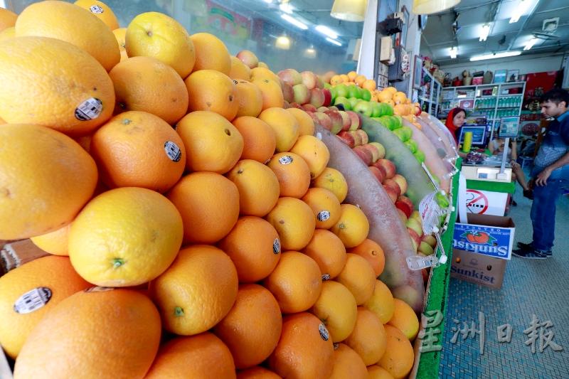 市场上销售的中国进口水果，以苹果、鲜橙及梨为主，这些存货早在农历新年前已经进入本地市场。