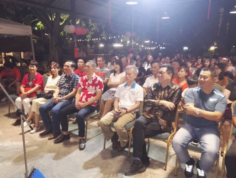 麻坡凯歌歌乐协会举办“新春联谊会”，受到音乐爱好者的喜爱踊跃出席聆听；左一及左三分别为郑静芳及黄益豪。