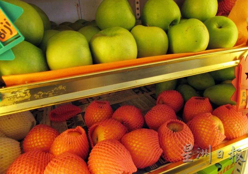 业者披露，中国进口水果早在农历新年前已经进入本地市场，即使农历新年已过，但库存里的存货量仍足够应付顾客们的需求。