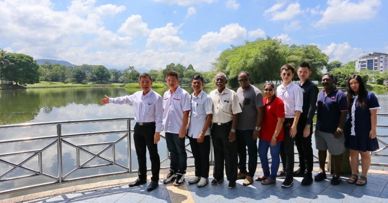 廖泰义（左）服务中心团队成员陪同下巡视太平湖，表示欢迎商家到太平湖投资建音乐喷泉。