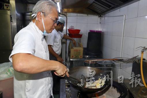 马兴国亲自下厨做扬州炒饭，书卷气浓厚的他拿起镬子时稳重又俐落，控制火候精准自如。