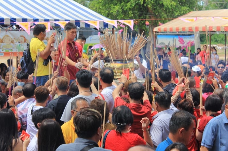 众善信在祭后仪式后,竞相在天公炉上插头柱香。 众善信在祭后仪式后,竞相在天公炉上插头柱香。