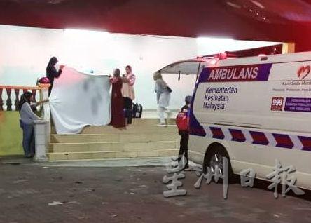 外籍妇女突生产，以布块围着现场，随后救护车到场施援。