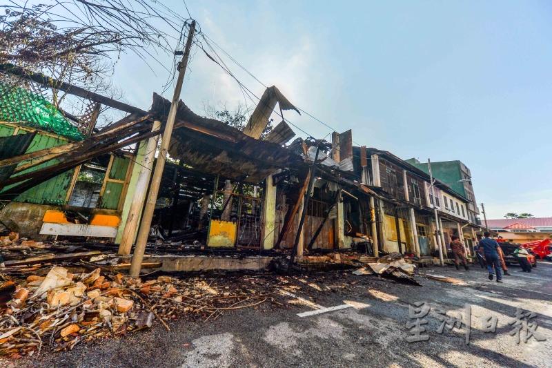 其中3间废置单位被烧毁，另有2间分别有人居住和租用的单位因灭火需求而面对天花板损坏、室内湿透的窘境。