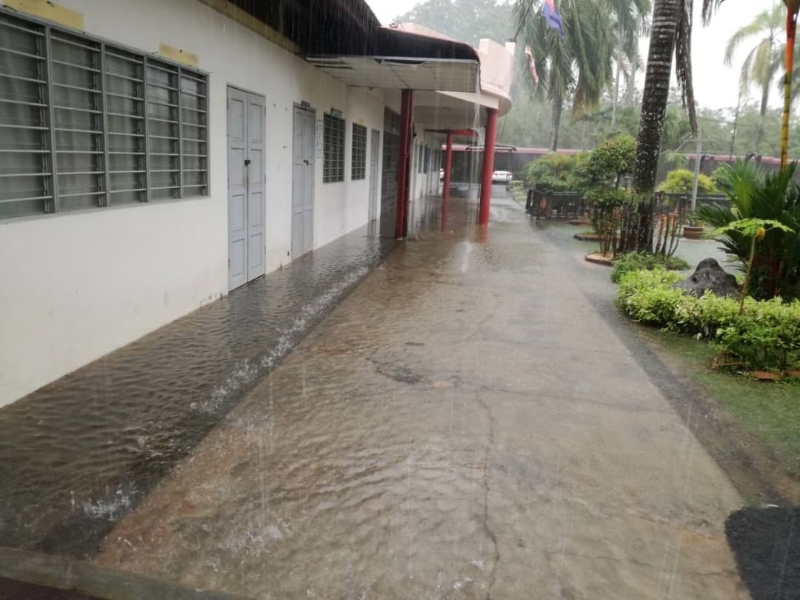 实廊中华小学旧校舍因地面严重下陷,面对逢雨必灾的困扰。 实廊中华小学旧校舍因地面严重下陷,面对逢雨必灾的困扰。
