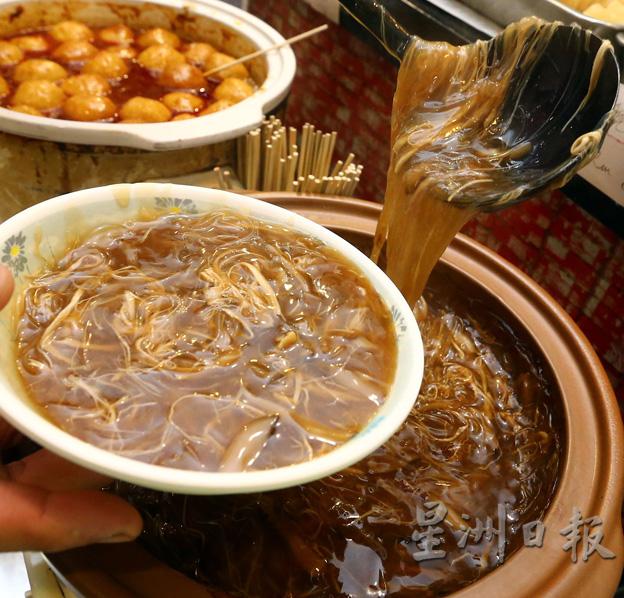 肉丝、冬菇丝和粉丝煮成的碗仔翅是马兴国的童年回忆，他建议先吃原味，再加麻油、香醋和胡椒粉变化口味。