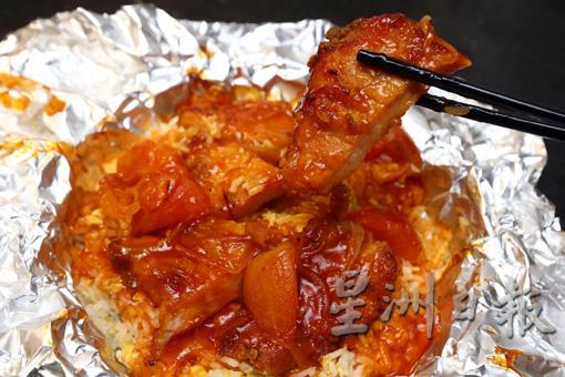 鲜茄焗猪扒饭／RM18.20：以新鲜番茄带出鲜爽，肉眼腌得入味又软嫩，炒饭透着蛋香，焗烤后把所有好滋味融在一起。