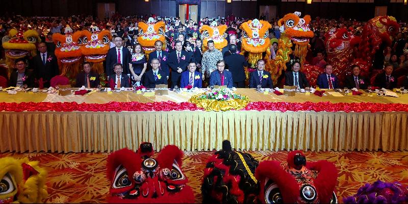 出席晋汉连省华总新春团拜及41周年晚宴的嘉宾与阿邦佐哈里合照。