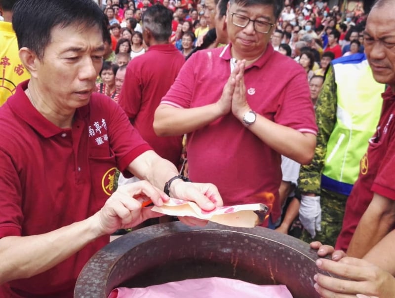 许林华(左一)焚烧灵符为善才爷祝寿祈福。 许林华(左一)焚烧灵符为善才爷祝寿祈福。
