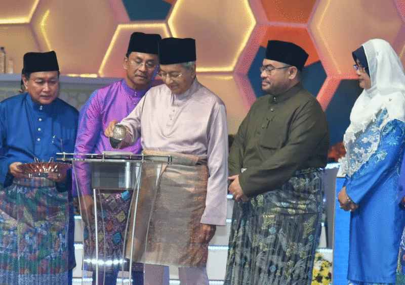 马哈迪（左三）为全国可兰经朗诵比赛主持开幕礼。