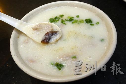 皮蛋瘦肉粥／RM12.80：粥底香滑绵密，浓稠适口，每一口都展现了广东粥的细腻与讲究。