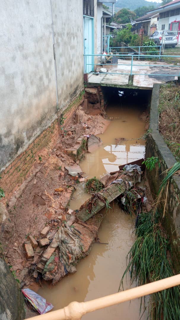 巴都峇加一间靠近河边的屋子后方在去年受到洪水冲蚀下，局部出现崩塌。