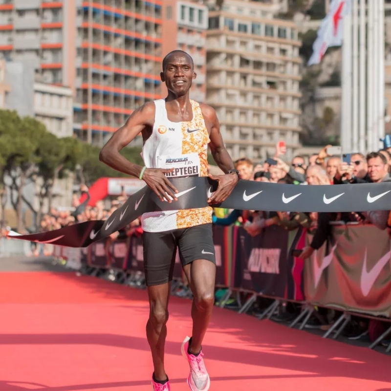 23岁的乌干达跑将切普特盖打破男子5公里世界纪录，目前手握5公里、10公里和15公里世界纪录，前途无可限量。