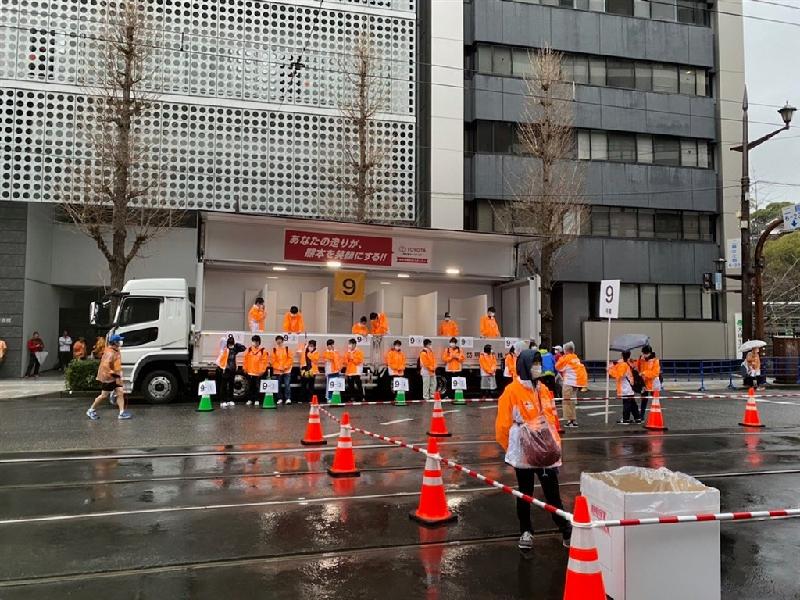 熊本城马拉松工作人员全数配戴口罩。（图取自facebook.com/kumamotocastlemarathon）